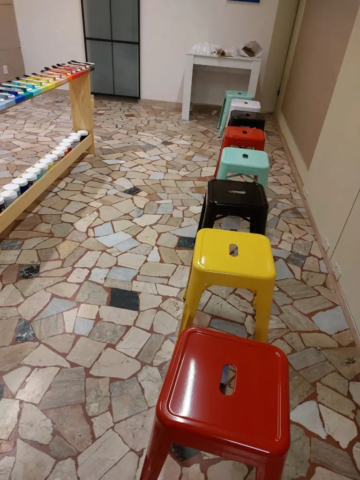 Foto che mostra sedie e pennelli