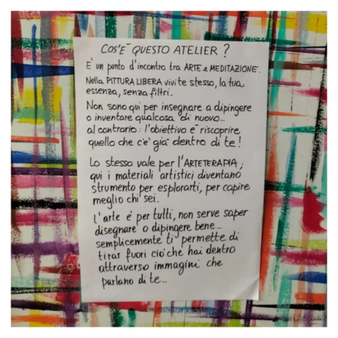 Foto di un foglio che spiega cos'è l'atelier.